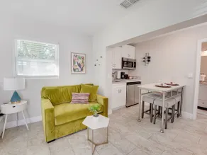 Luxe Private Suite - Cozy Escape - Image 4