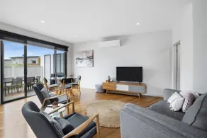 Surf Central Townhouse - Walk to Beach and Shops - Image 2