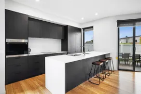 Surf Central Townhouse - Walk to Beach and Shops - Image 5