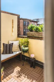 Designer 2bdrm Flat in Center City w/ Parking - Image 3