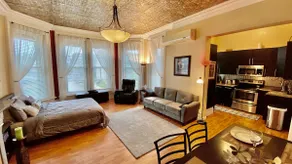 Gorgeous Studio with Balcony, City & Park View - Image 3