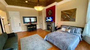 Gorgeous Studio with Balcony, City & Park View - Image 4