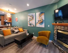 Stylish Modern Townhouse w/balcony near Banff Gate - Image 3