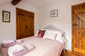 Granary Cottage Luxury Barn Conversion - Image 5
