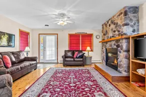 Cottage · Beachfront Cottage on Lake Champlain, Colchester - Image 3