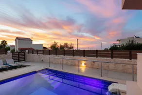 7 bedroom villa with pool, 700m from the beach! - Image 3