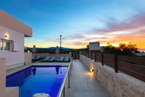 7 bedroom villa with pool, 700m from the beach! - Image 4