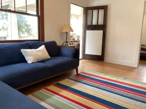 Downtown 2bd 1 ba in historic duplex with yard - Image 5