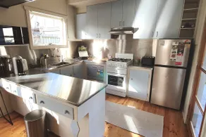 Cosy Mid-Century home, Central, Off Street Parking and Fur Baby Friendly - Image 3