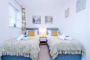 Modern House Ideal for Contractors Sleeps 8 - Image 5