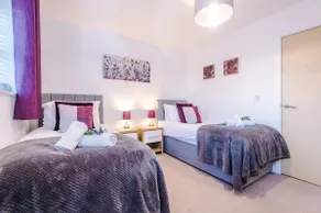 Modern House Ideal for Contractors Sleeps 8 - Image 3