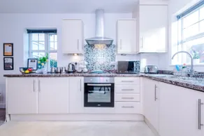 Modern House Ideal for Contractors Sleeps 8 - Image 2
