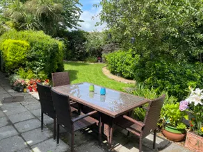Lovely cottage, log fire & garden close to beach - Image 2