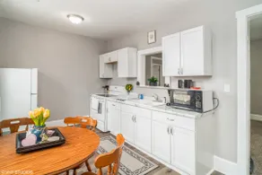 Indianola 1 Bedroom Apartment Near Town Square - Image 3