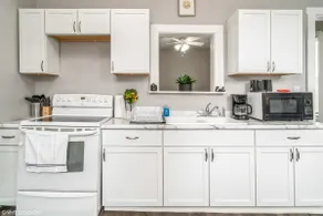 Indianola 1 Bedroom Apartment Near Town Square - Image 4
