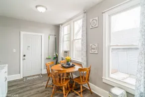Indianola 1 Bedroom Apartment Near Town Square - Image 2