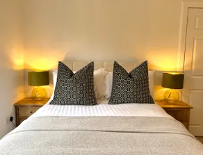 Stylish 3 Bedroom City Retreat - Image 2