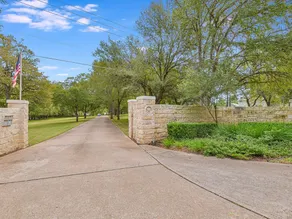 Cottage Near Lake Austin - Image 2