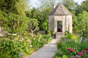 Secret Garden in The Cotswolds - Image 2