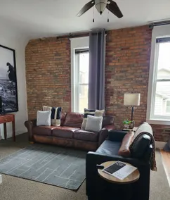 Vintage Brick Apt On Historic Square - Image 4