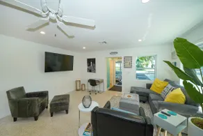 Modern & Fresh - Less than 3 miles to the Beach! - Image 2