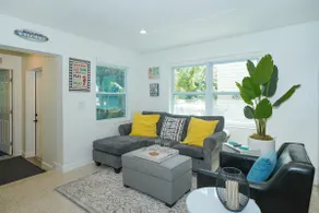 Modern & Fresh - Less than 3 miles to the Beach! - Image 4