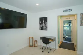 Modern & Fresh - Less than 3 miles to the Beach! - Image 5