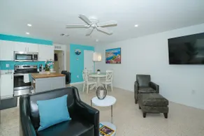 Modern & Fresh - Less than 3 miles to the Beach! - Image 3