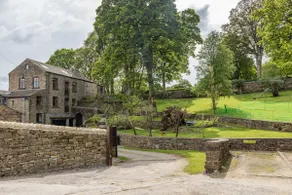 Large flat in old Mill - hot tub, garden & parking - Image 2