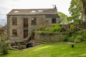 Large flat in old Mill - hot tub, garden & parking - Image 2
