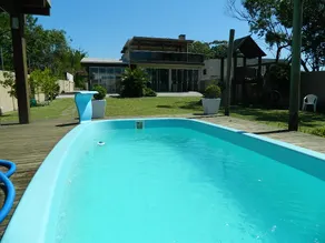 lakeside house with boat ramp - Image 5