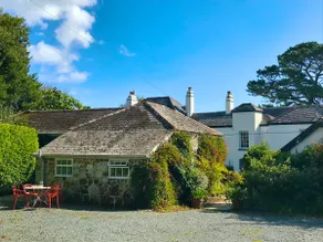 Pretty coach-house cottage close to the sea - Image 2