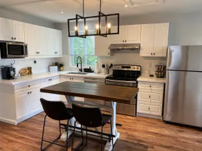 Beautiful Renovated Beach Cottage Home - Image 4