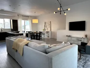 Spacious Townhome: 10 min to Downtown w Garage - Image 2
