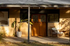 Cosy cottage w/ Onsite dining & Woodfire stove - Image 4