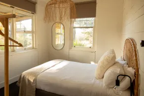 Cosy cottage w/ Onsite dining & Woodfire stove - Image 2