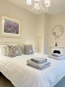 Cosy Country Cottage, Popular Village, sleeps 6 - Image 4