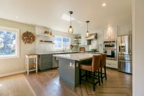 Bayside Refuge: Views, Free Parking, Backyard - Image 3