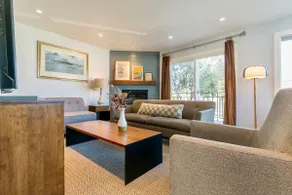 Bayside Refuge: Views, Free Parking, Backyard - Image 2