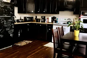 Well Equipped Clean Comfy Downtown APT with Parking - Image 3