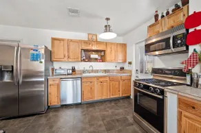 Fenced and Equipped! 2 desks, stocked kitchen! - Image 3