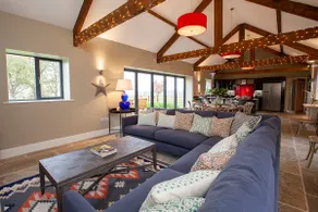 Dovecote Barn with Hot Tub, 7 miles from York. - Image 4