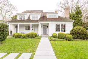 Exquisite Custom Home in the Heart of East Hampton - Image 2
