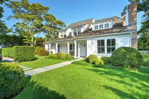 Exquisite Custom Home in the Heart of East Hampton - Image 3