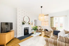Fabulous 3 Bed Apartment with Private Courtyard - Image 5