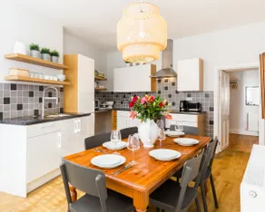 Fabulous 3 Bed Apartment with Private Courtyard - Image 2