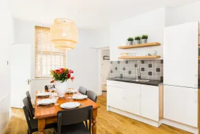 Fabulous 3 Bed Apartment with Private Courtyard - Image 3