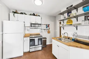 Midtown 2-Bedroom 1,000 sqft Apartment - Image 4