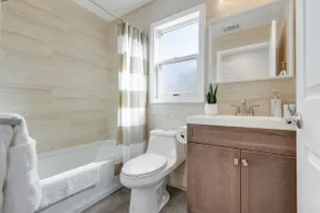 Stylish 3 BR apartment, 20min to NYC Free parking - Image 5