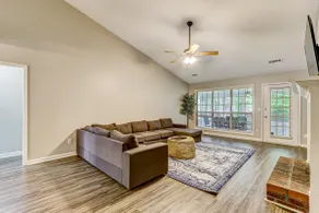 ★Lawrenceville, NO stairs, 4br, sleeps 11!★ - Image 3